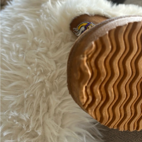 MINNESOTA VIKINGS WOMENS WHITE FUR BOOTS with defect right boot -see photos F14 - Picture 10 of 11
